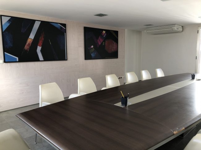 notario en Valencia – sala de reuniones y cuadros