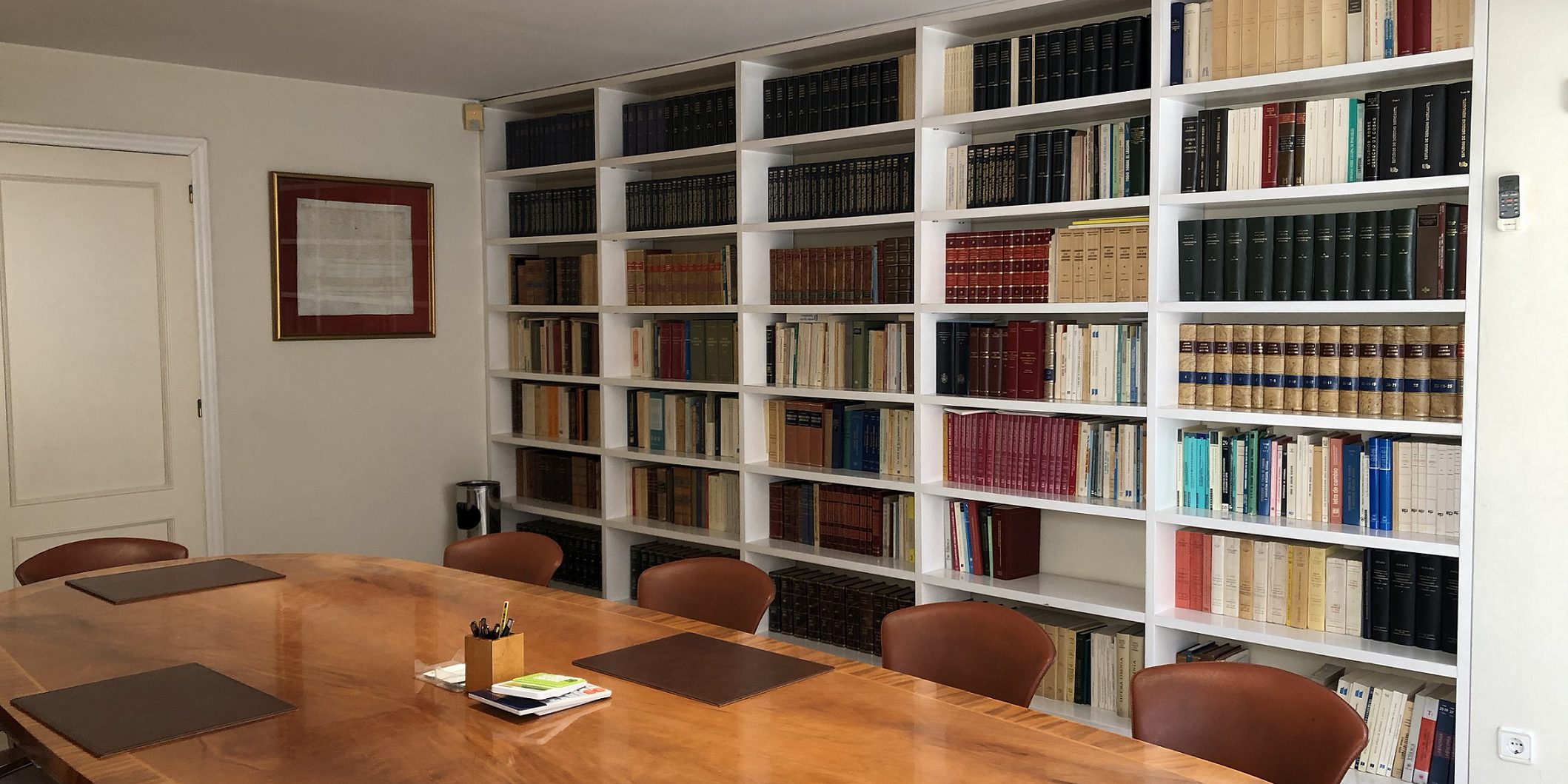 notarios en el centro de Valencia – sala con libros notarios en el centro de Valencia - sala con libros