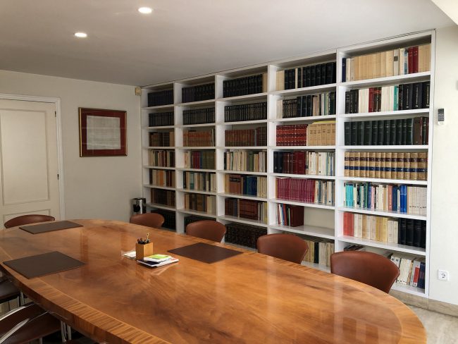 notarios en el centro de Valencia - sala con libros