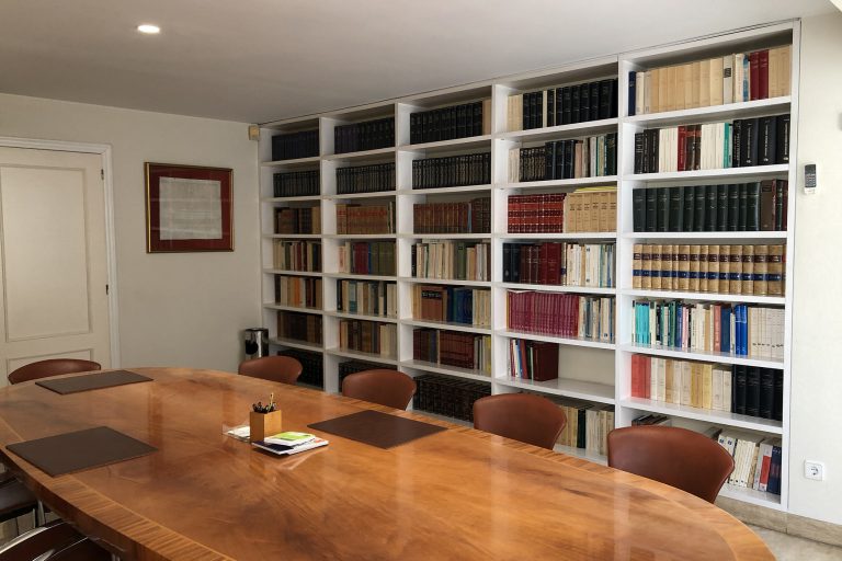 notarios en el centro de Valencia - sala con libros