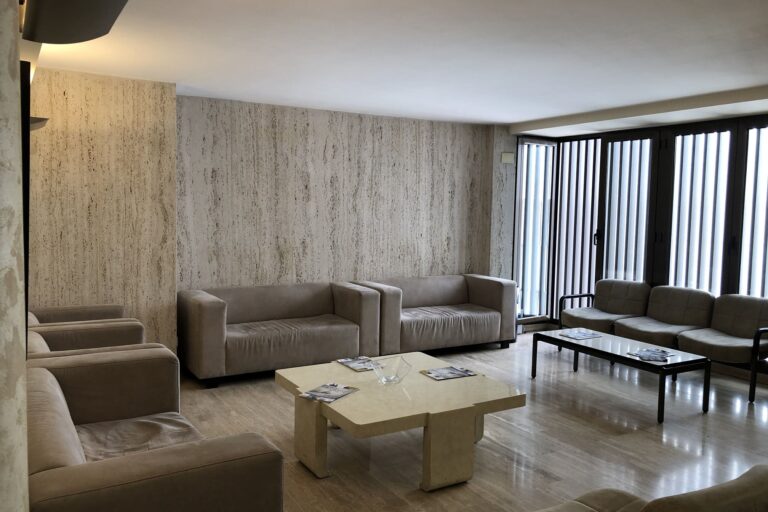 subastas notariales en Valencia - sofás grises