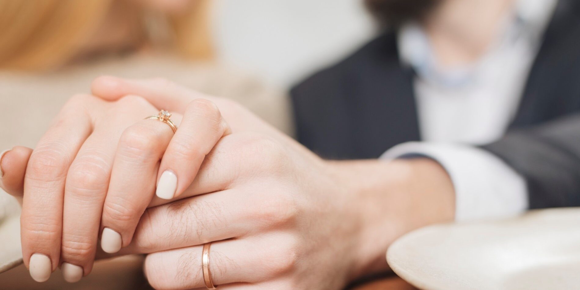 boda ante notario en Valencia – manos boda ante notario en Valencia - manos