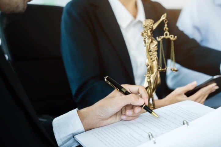 Notaría abierta por las tardes en Valencia - Traje