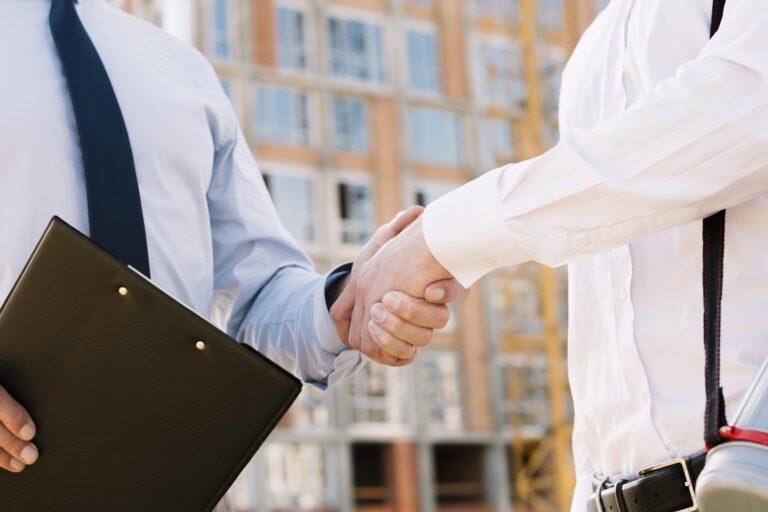 notario para escritura de hipoteca en Valencia-apretón de manos