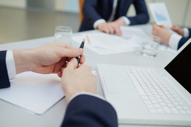 Notario en Valencia-manos Notario en Valencia-manos