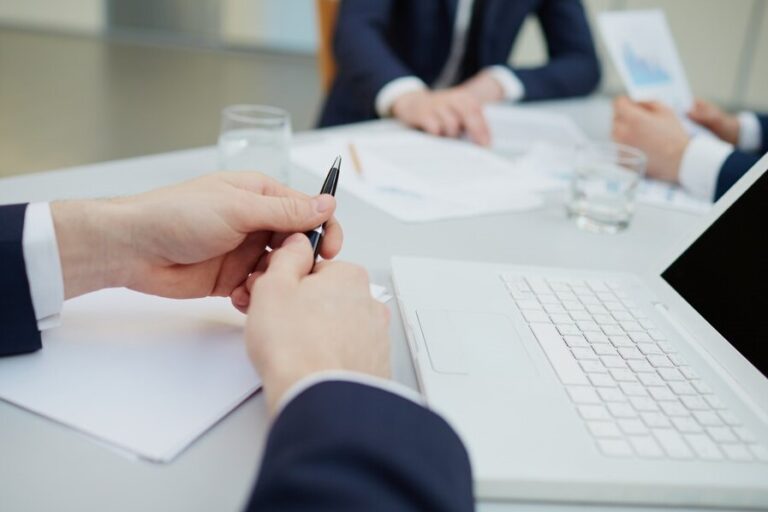 Notario en Valencia-manos