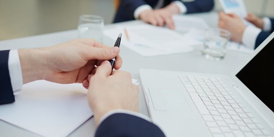 Notario en Valencia-manos Notario en Valencia-manos