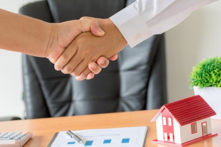 Notario para escritura de hipoteca en Valencia-manos