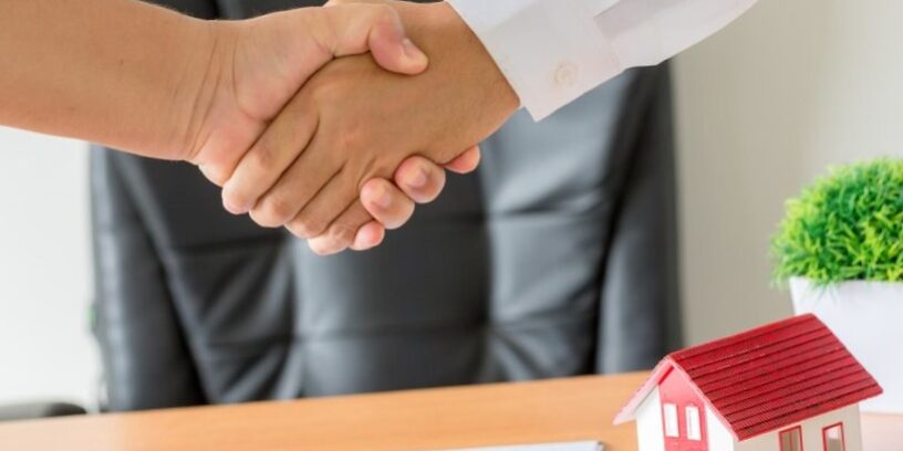 Notario para escritura de hipoteca en Valencia-manos